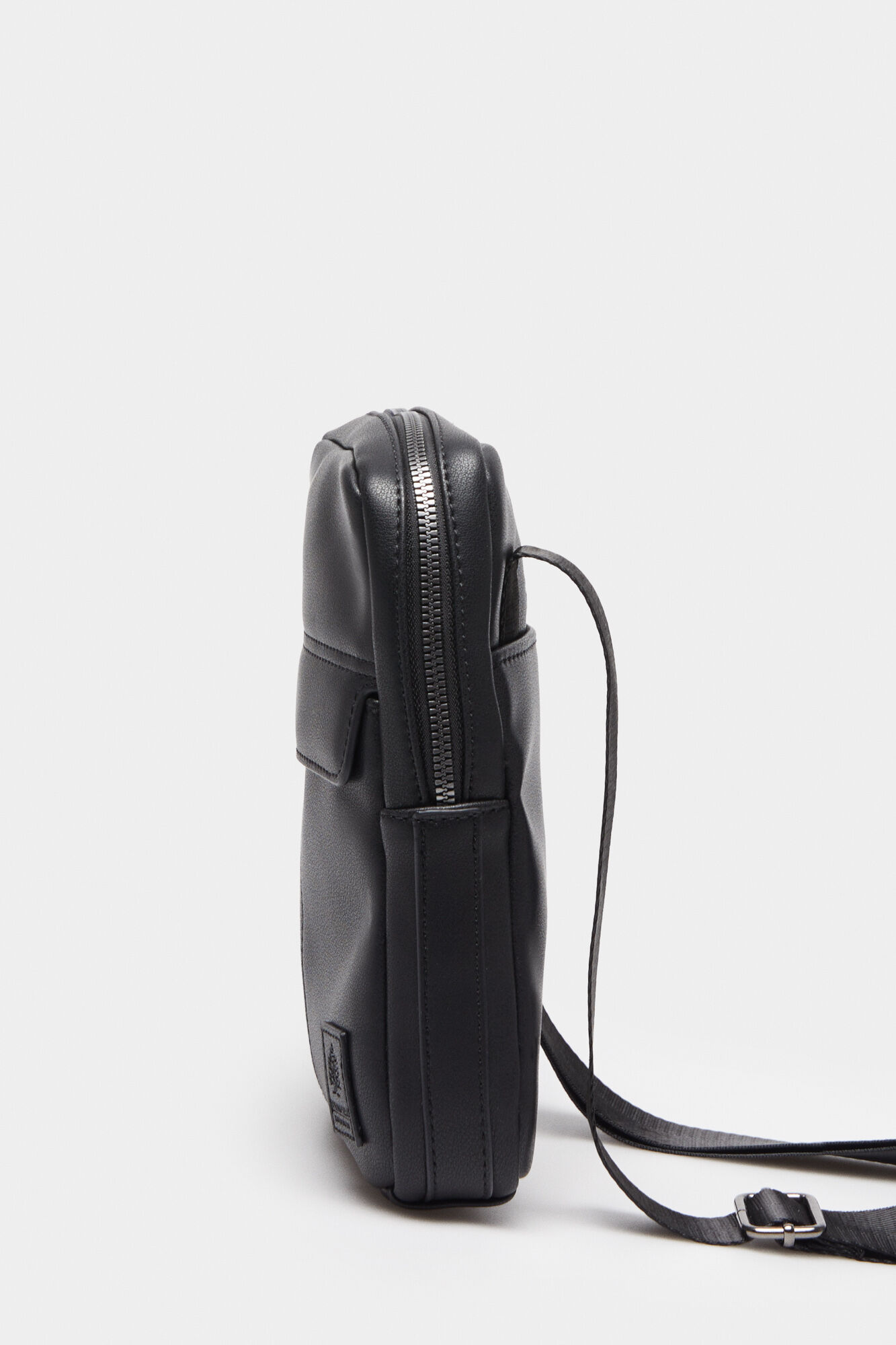 Bolsa transversal média com efeito de couro sintético.