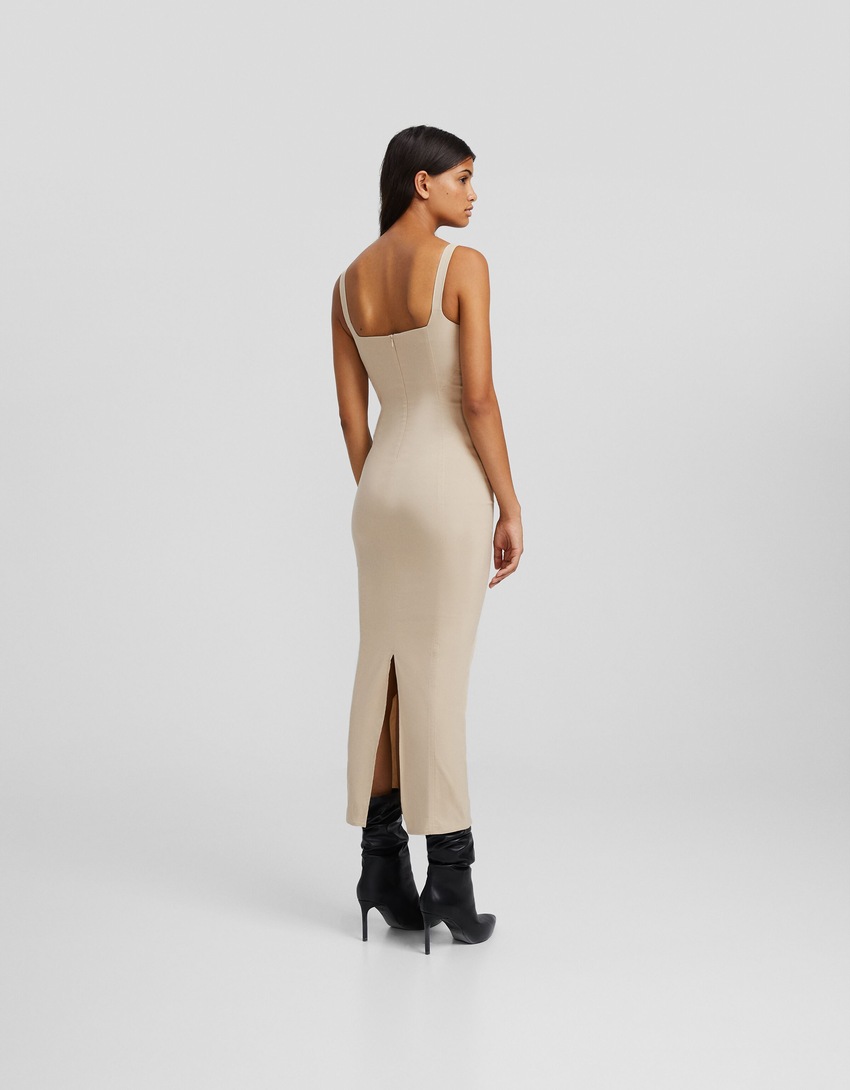 Vestido midi ajustado com alças largas.