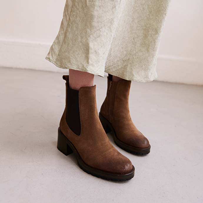 Bottines à semelles crantées  en croute taupe