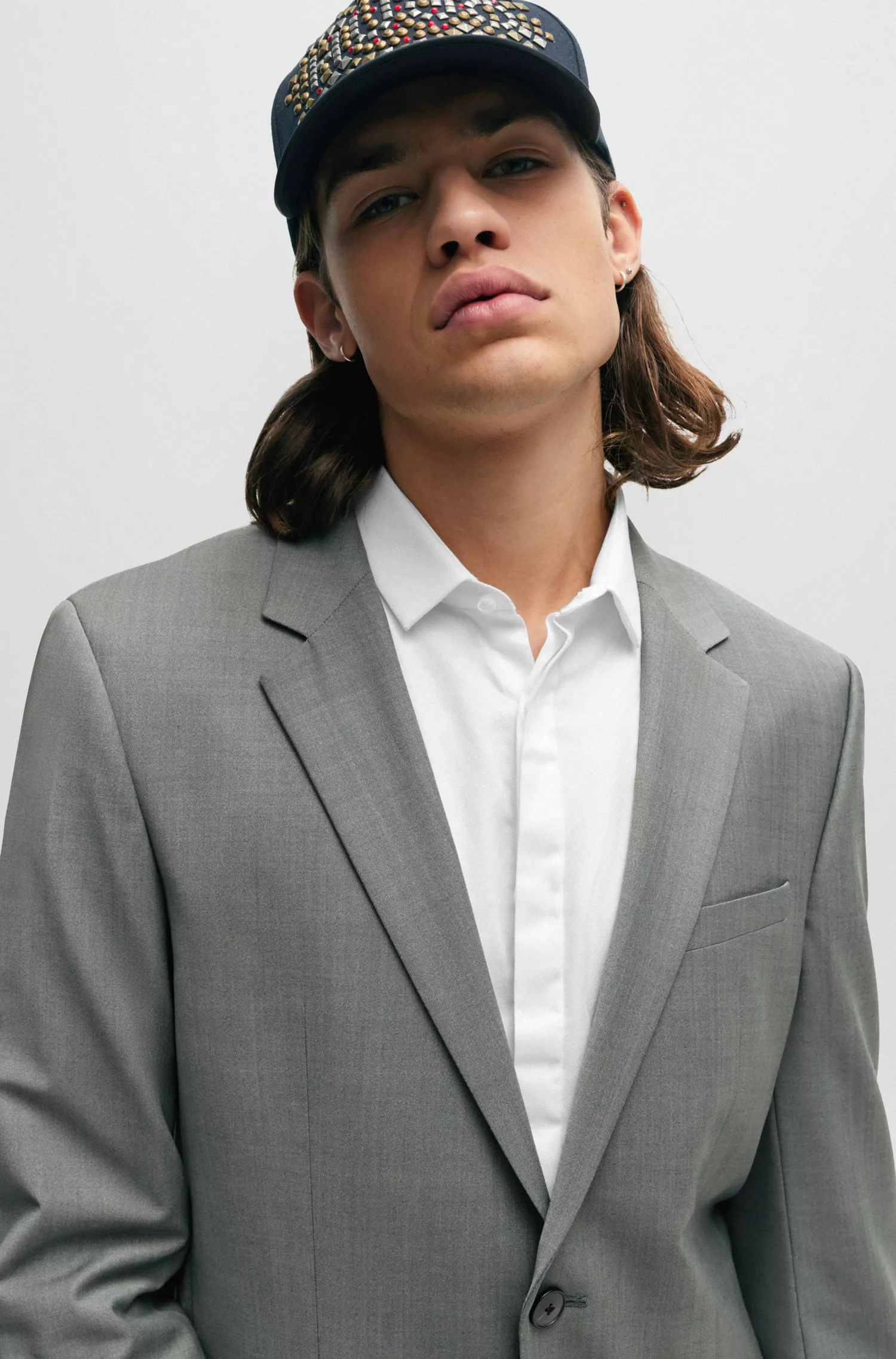 Terno HUGO vermelho, corte slim, em tecido elástico com aparência de mohair.
