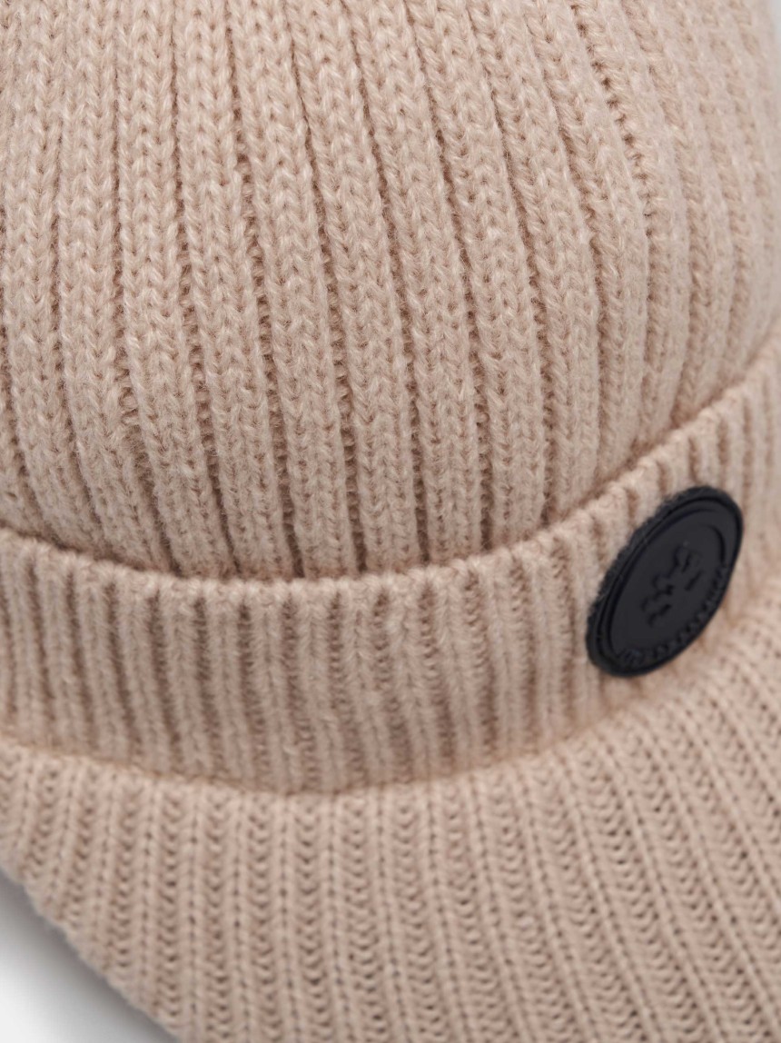 Gorro canelado com pala
