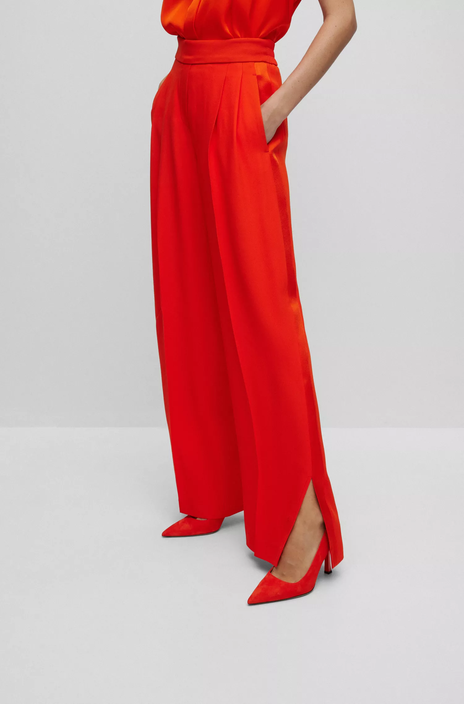 Calça BOSS preta, modelagem relaxada, cintura alta e pernas largas.
