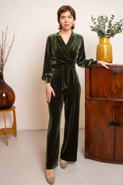 Very Cherry Emmylou Velvet Jumpsuit in Olijf