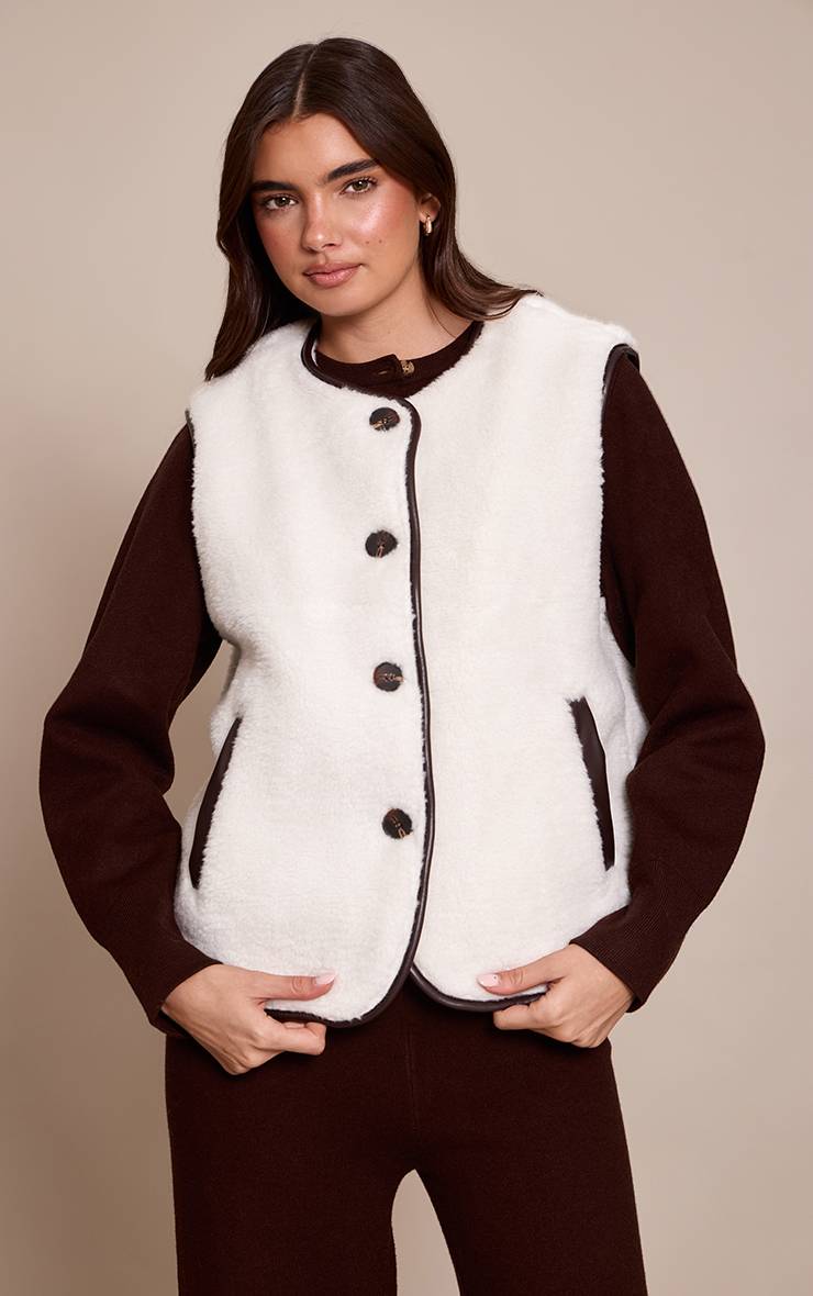 Crème Gilet En Imitation Mouton Retourné Avec Finitions Synthétiquecuir