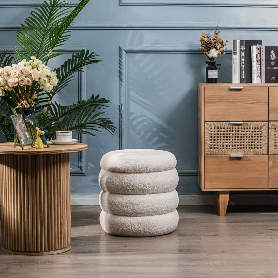 Pouf met witte krullen in Scandinavische stijl