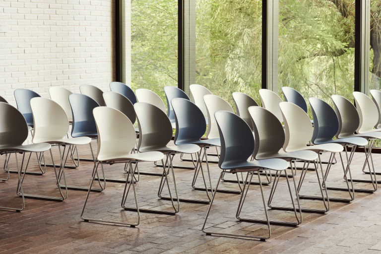 Fritz Hansen NO2 Recycle, NO2-20 stoel verchroomd staal donkerrood