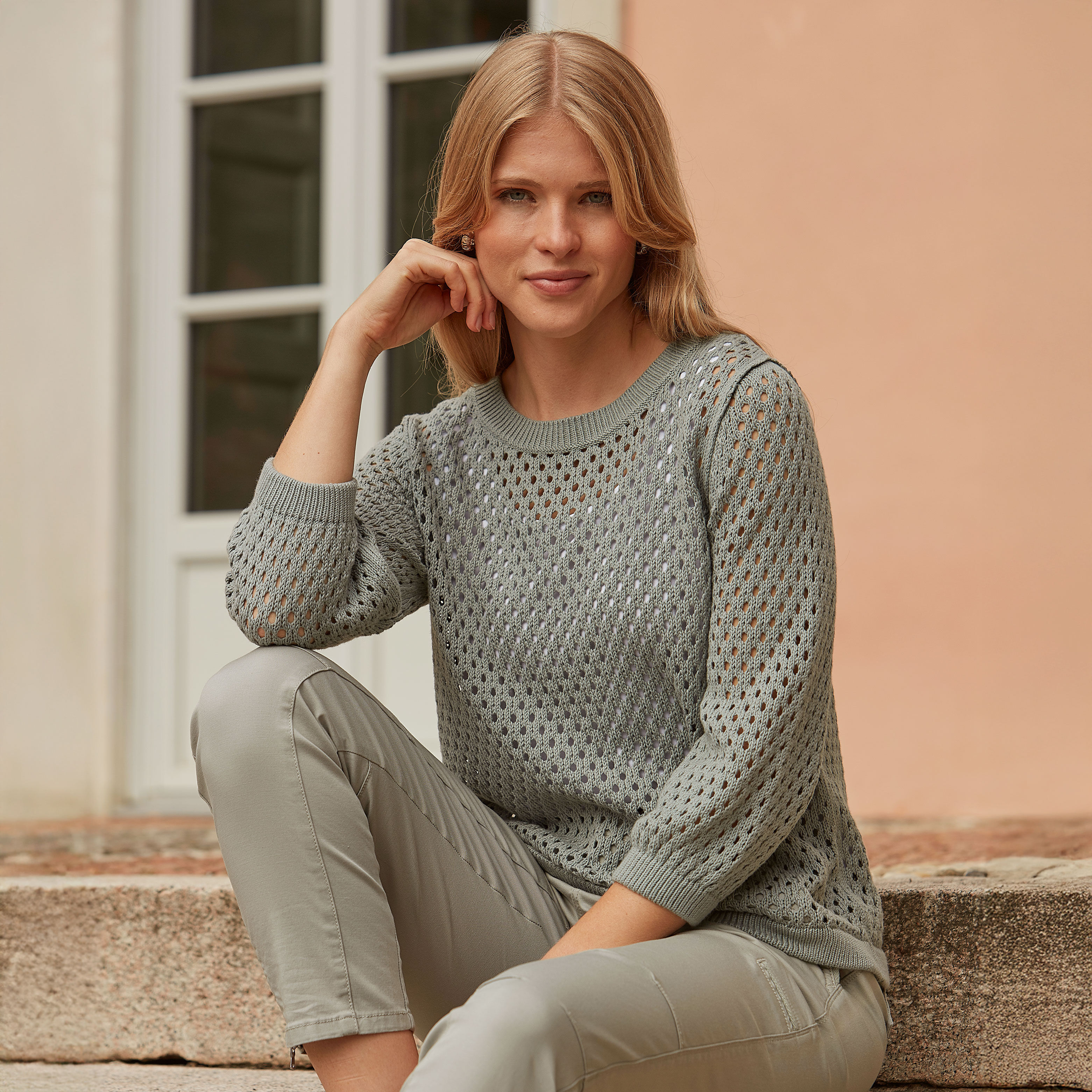 Gestrickter Ajourpullover mit Rundhalsausschnitt