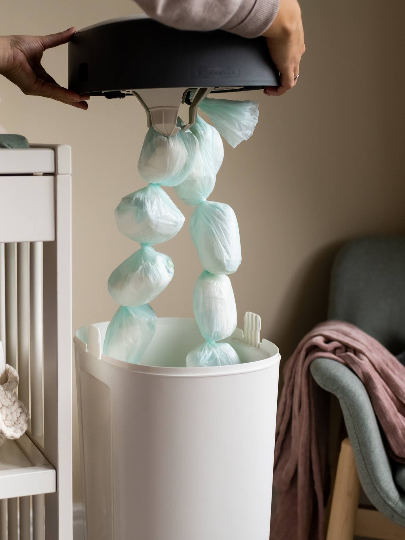 Lixeira Tommee Tippee Sangenic branca tamanho XL com sistema Twist & Click