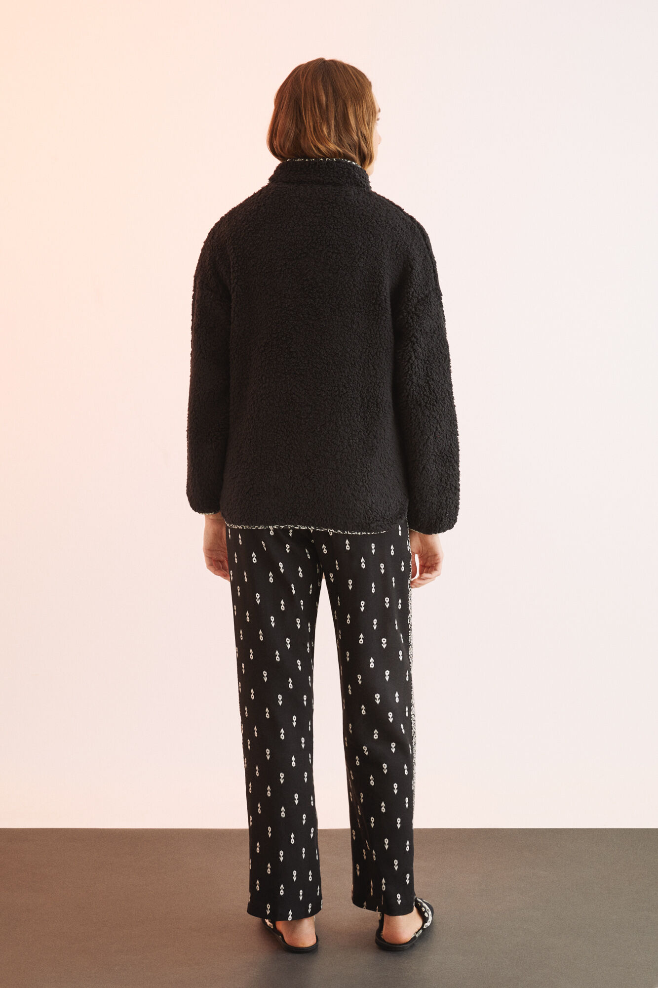 Robe preta de comprimento médio com forro de sherpa - preta
