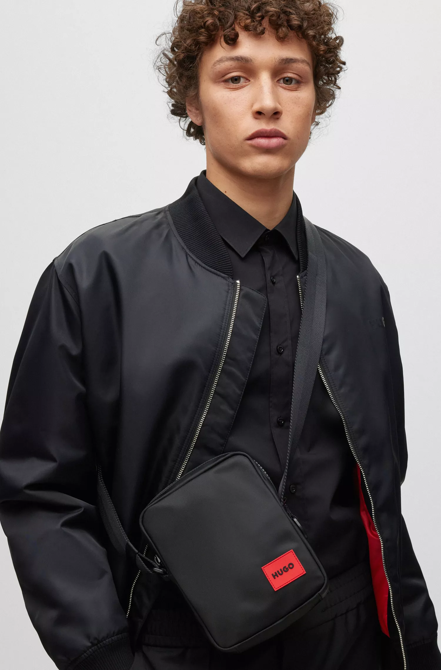 Bolsa HUGO Red-Reporter com etiqueta de borracha vermelha com o logotipo.