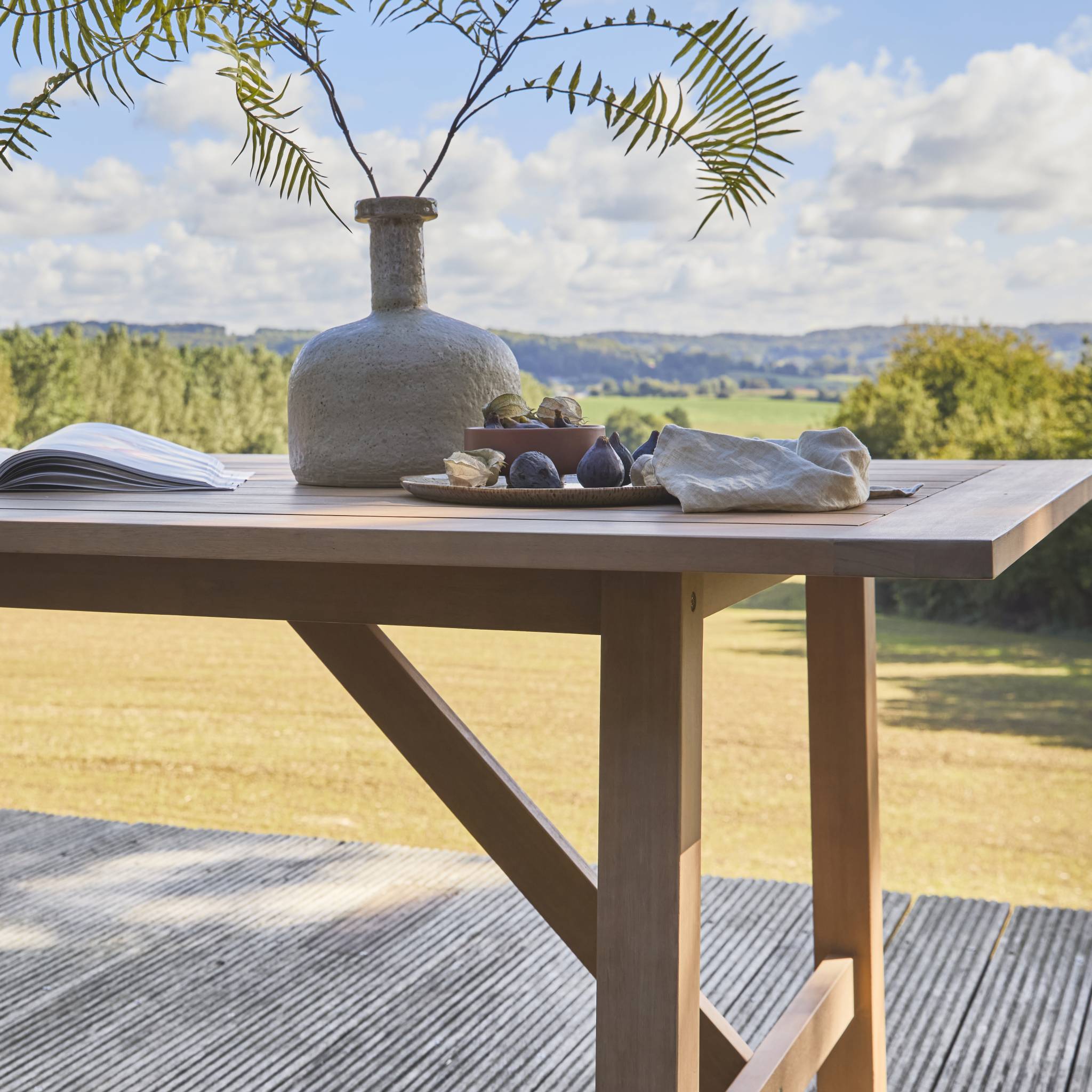 sweeek - Eucalyptus houten tuintafel voor 8 personen