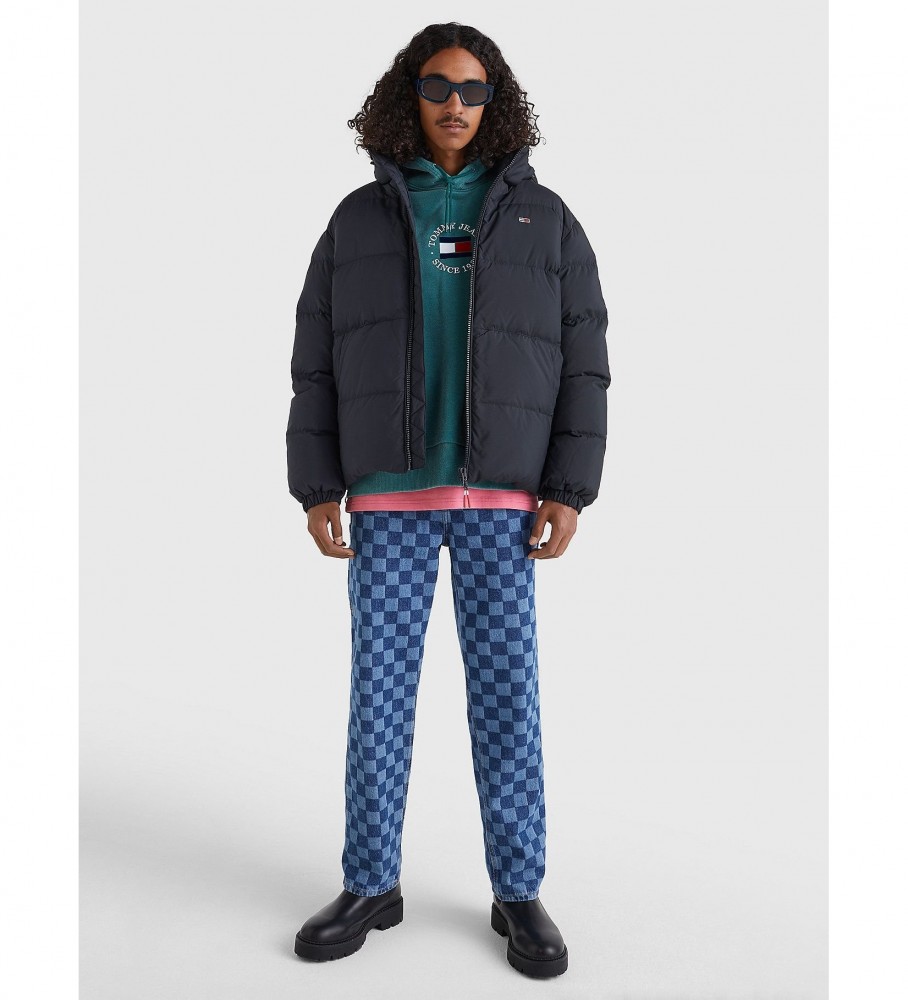 Jaqueta Tommy Jeans de plumas recicladas com capuz, preta