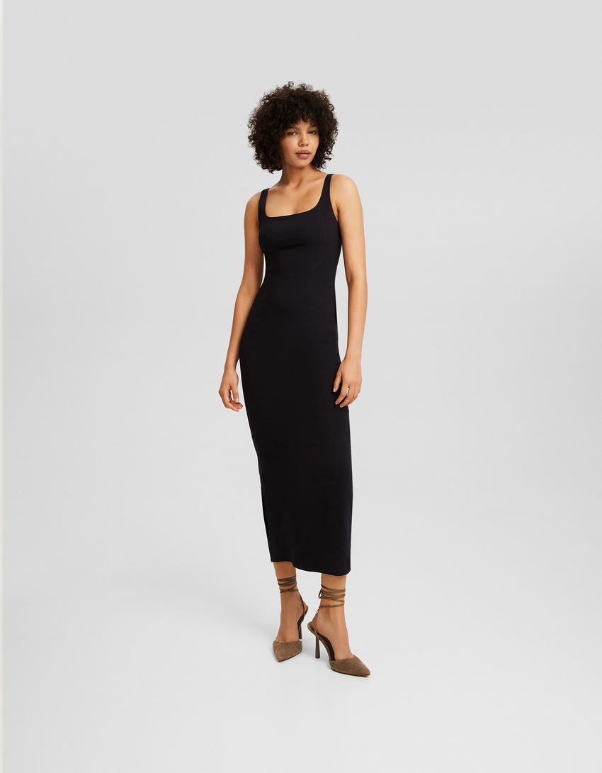 Vestido midi ajustado com alças largas.