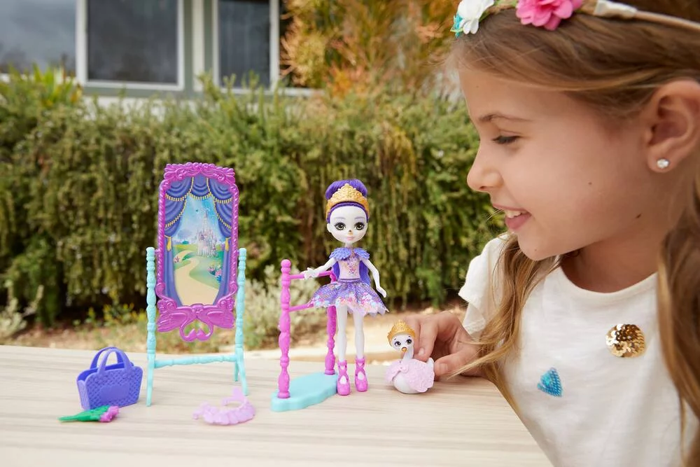 COFFRET STUDIO DE DANSE DE SARELY CYGNE - MINI-POUPÉE ENCHANTIMALS