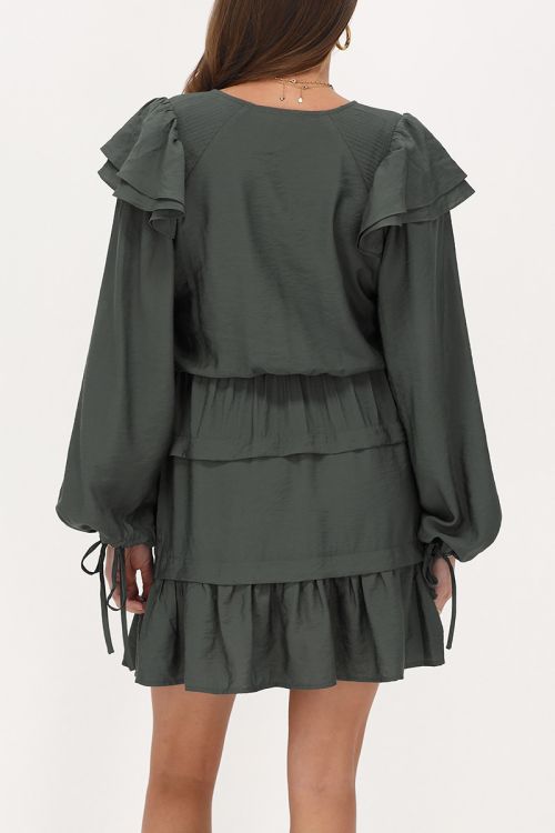Groene jurk met ruffles & wijde mouwen