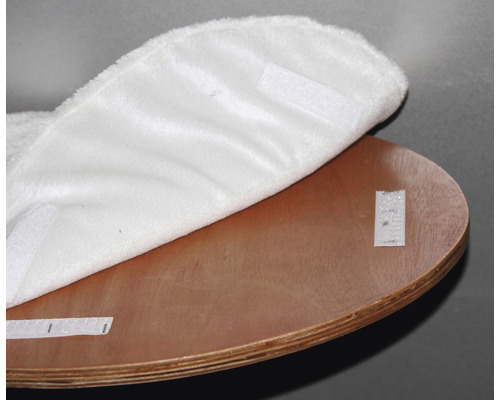 Kerbl kussenset voor krabpaal Dolomit, bestaande uit 2 ronde kussens en 1 wit hangmatkussen.