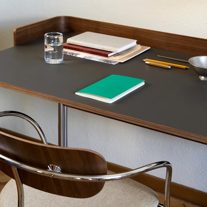 &Tradition - Pavilion AV17 Schreibtisch mit Umrandung, 130x65 cm, Eiche / Linoleum Mushroom (4176)