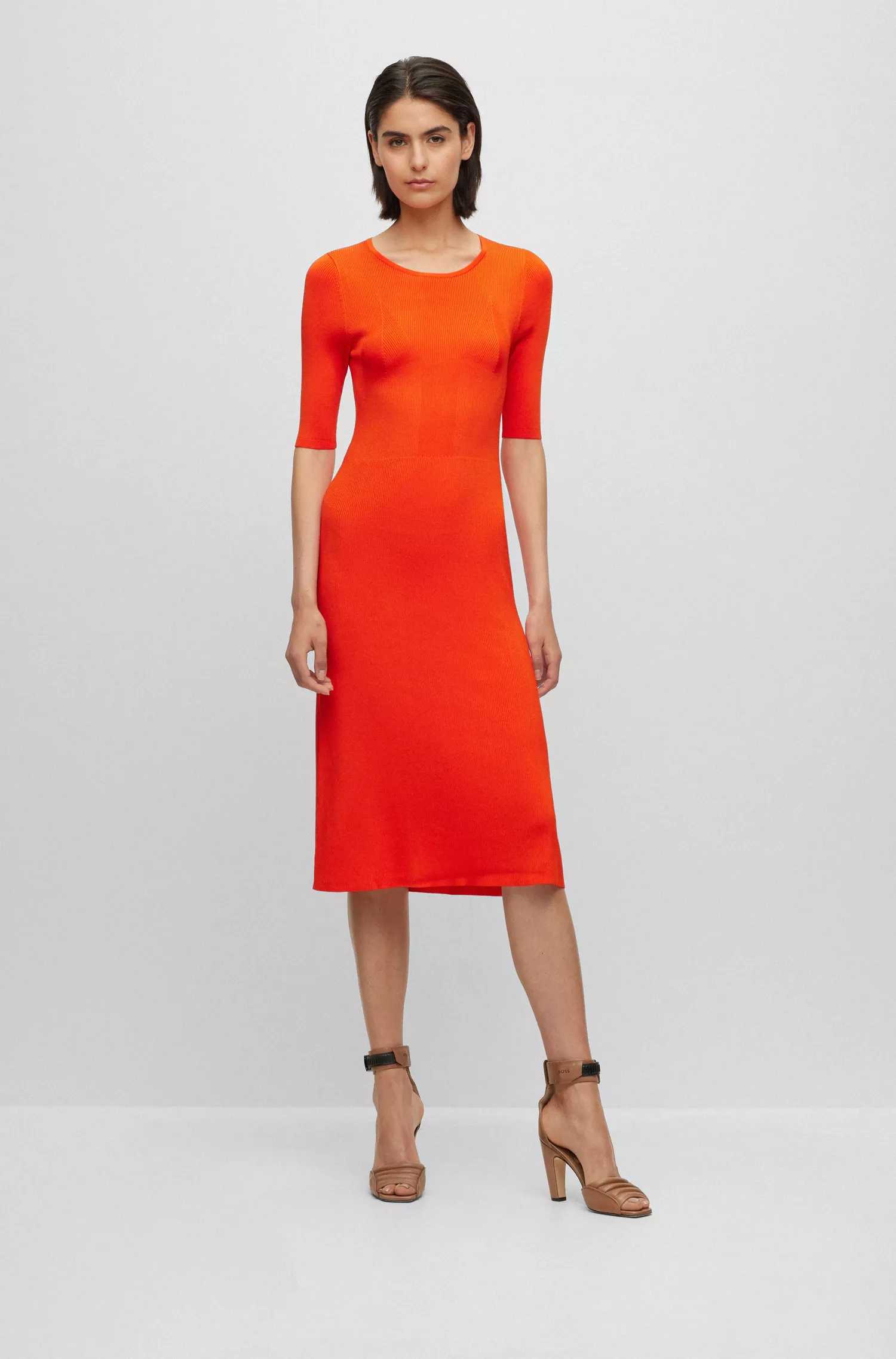 Vestido preto BOSS com mangas curtas e estrutura de tricô.