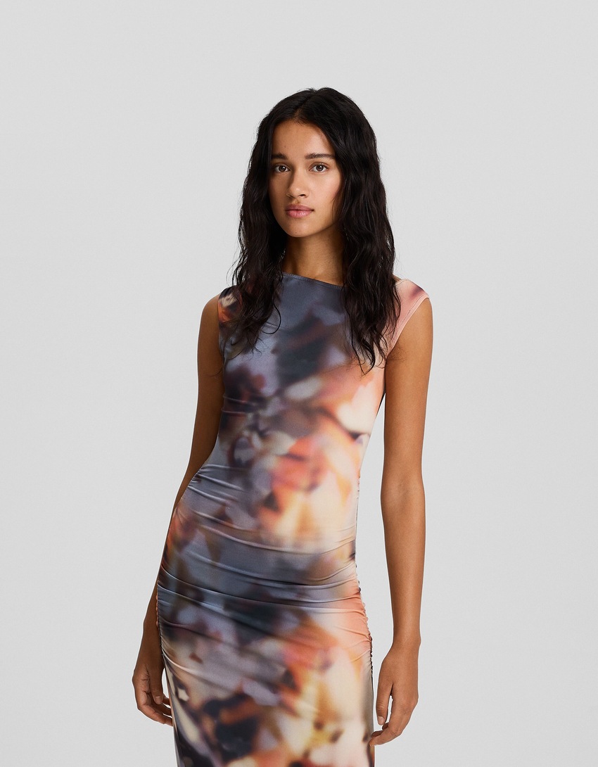 Vestido midi assimétrico franzido com estampa.