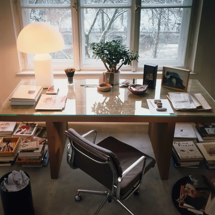 Vitra - EA 217 Soft Pad Bürostuhl Chrom mit Armlehnen, drehbar, Leder Premium F asphalt (Hartbodenrollen)