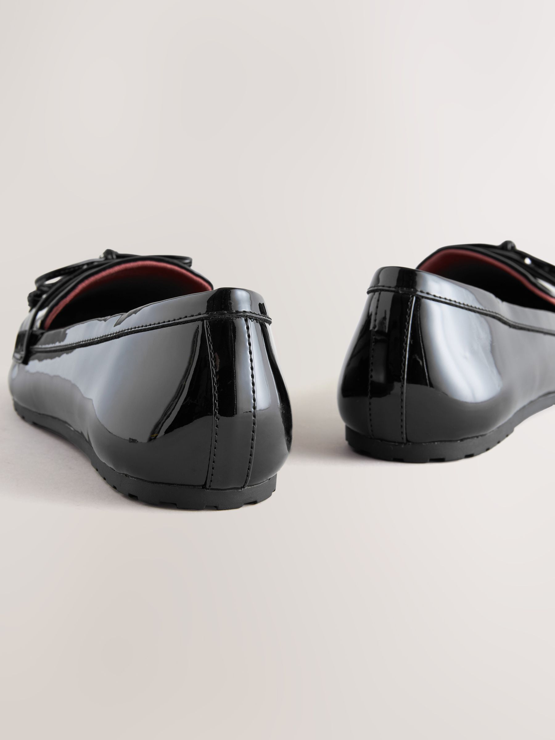 Zwart - Forever Comfort® lakleren balletschoenen met ronde neus en strikdetail