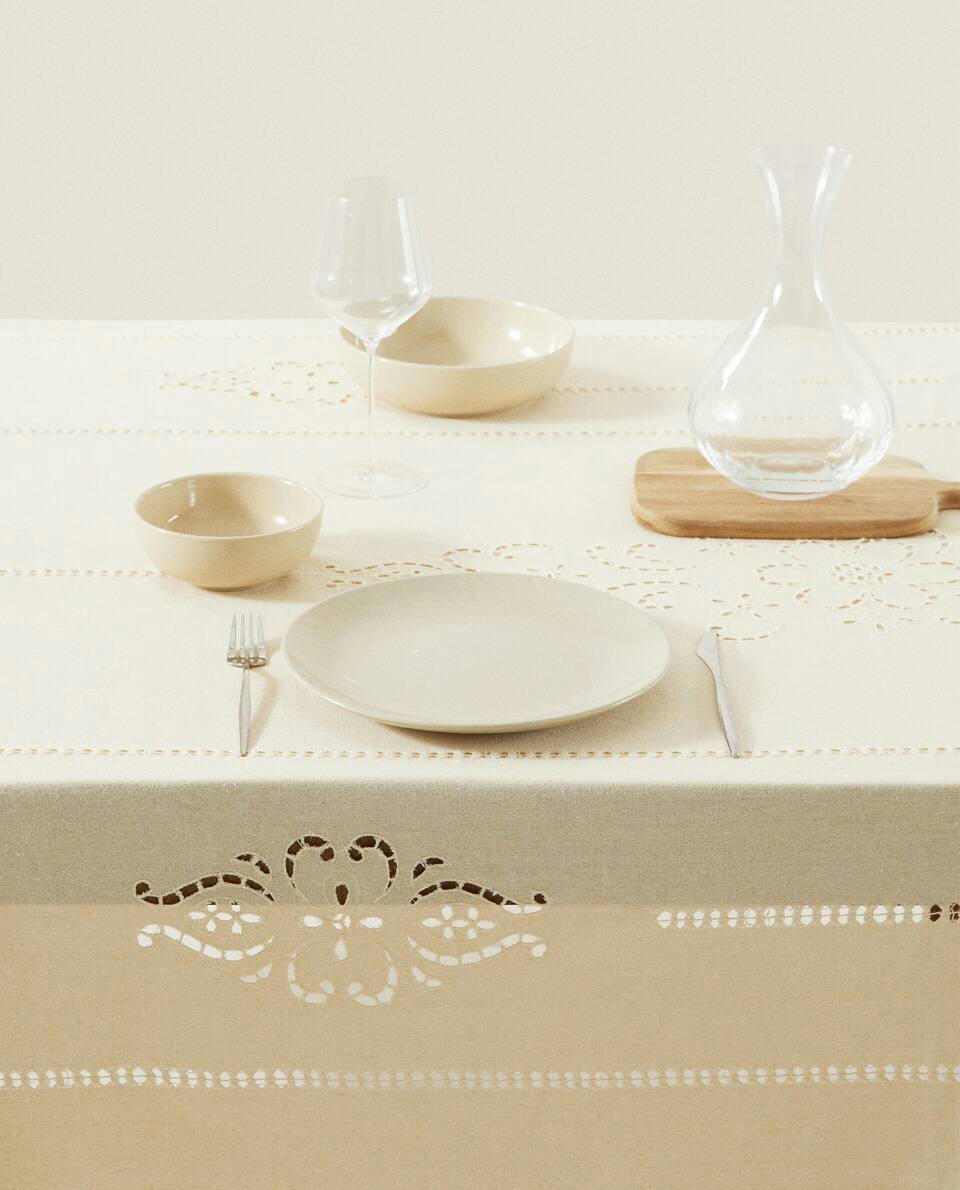 TOALHA DE MESA COM FLORES BORDADAS