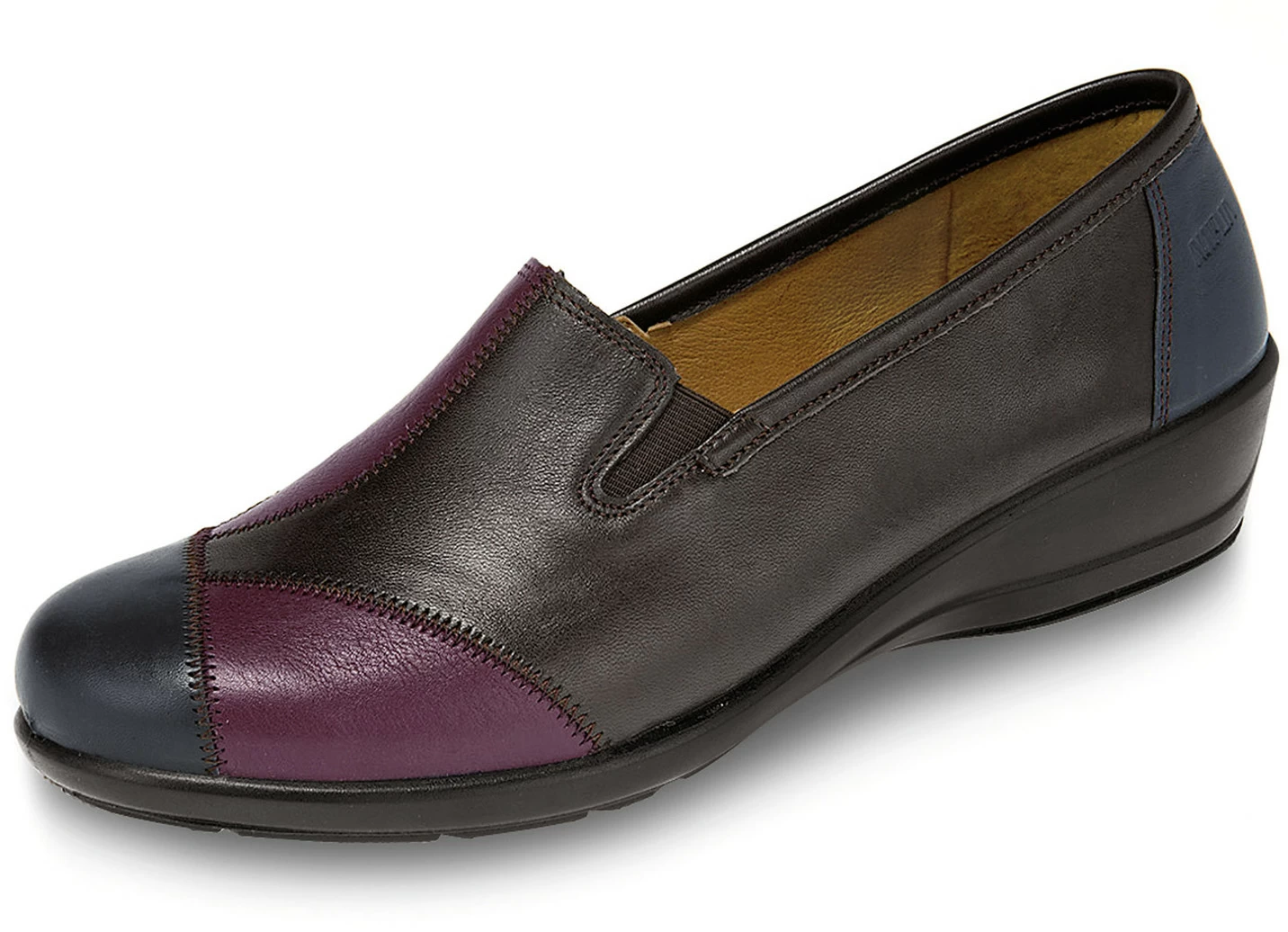 Slipper mit seitlich eingesetzten Gummizügen
