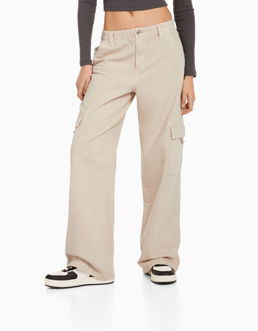 Calça cargo de sarja de corte reto com cós elástico.