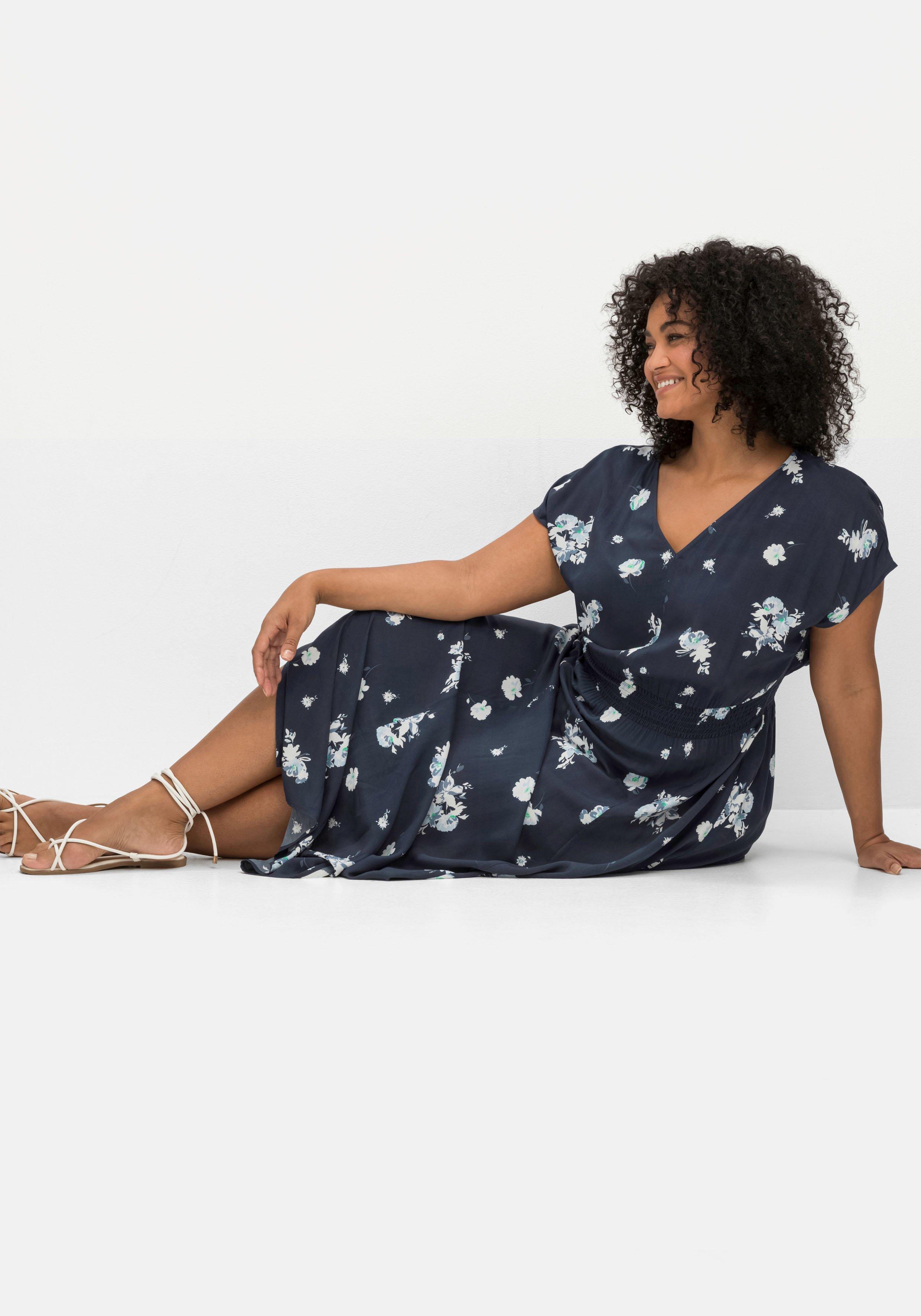 Maxikleid mit Alloverdruck und gesmokter Taille