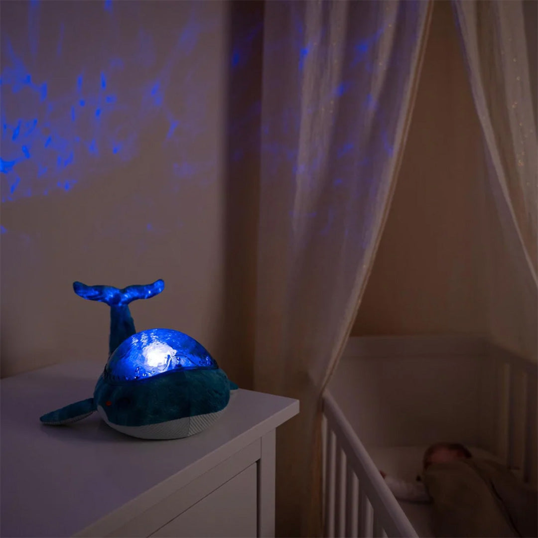 cloud.b knuffelwalvis met nachtlamp en geluid - blauw