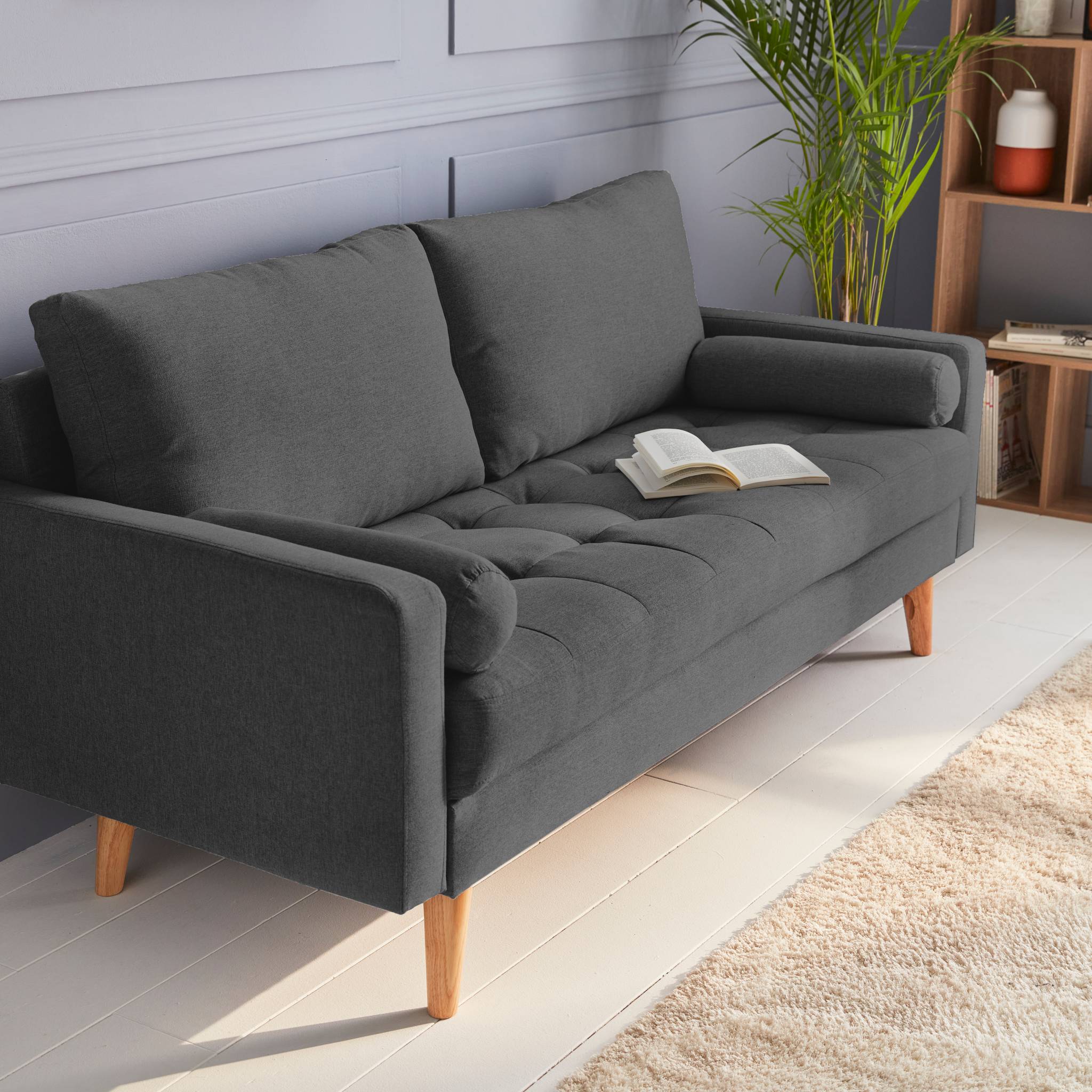 Canapé en tissu gris foncé. 3 places scandinave fixe. Droit. Pieds bois