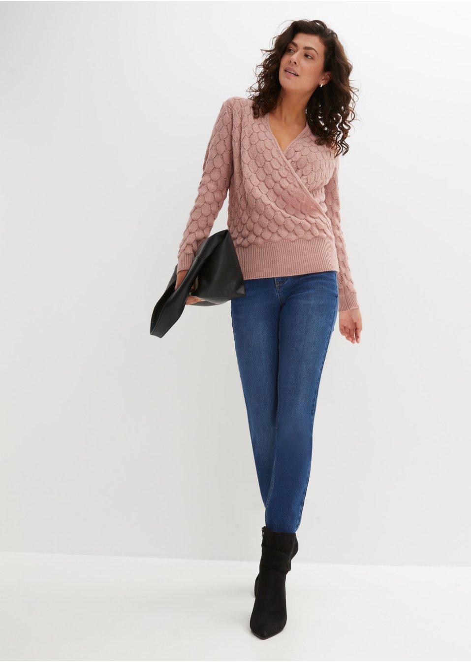 Pull ajouré style cache-cœur