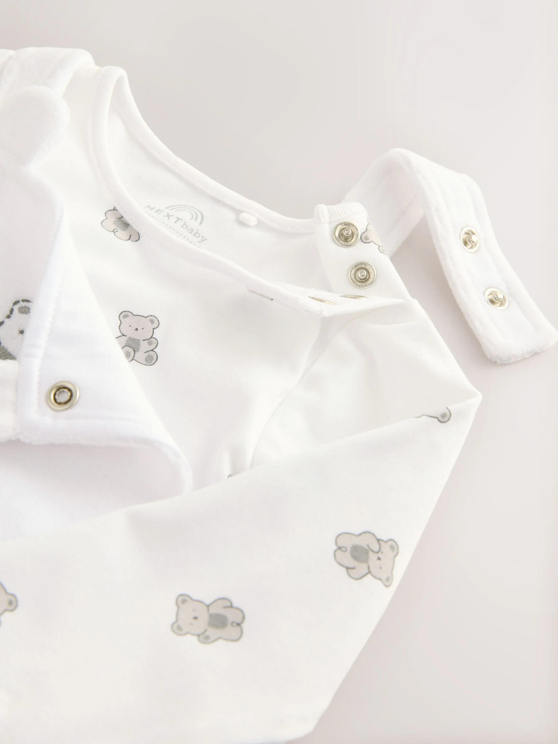 Wit met berenprint - Velours babyset met bretelbroek en rompertje (0-12mnd)
