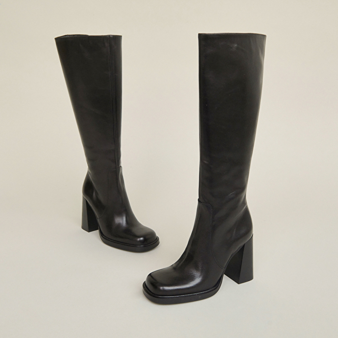 Bottes à talons et bouts carrés  en cuir noir