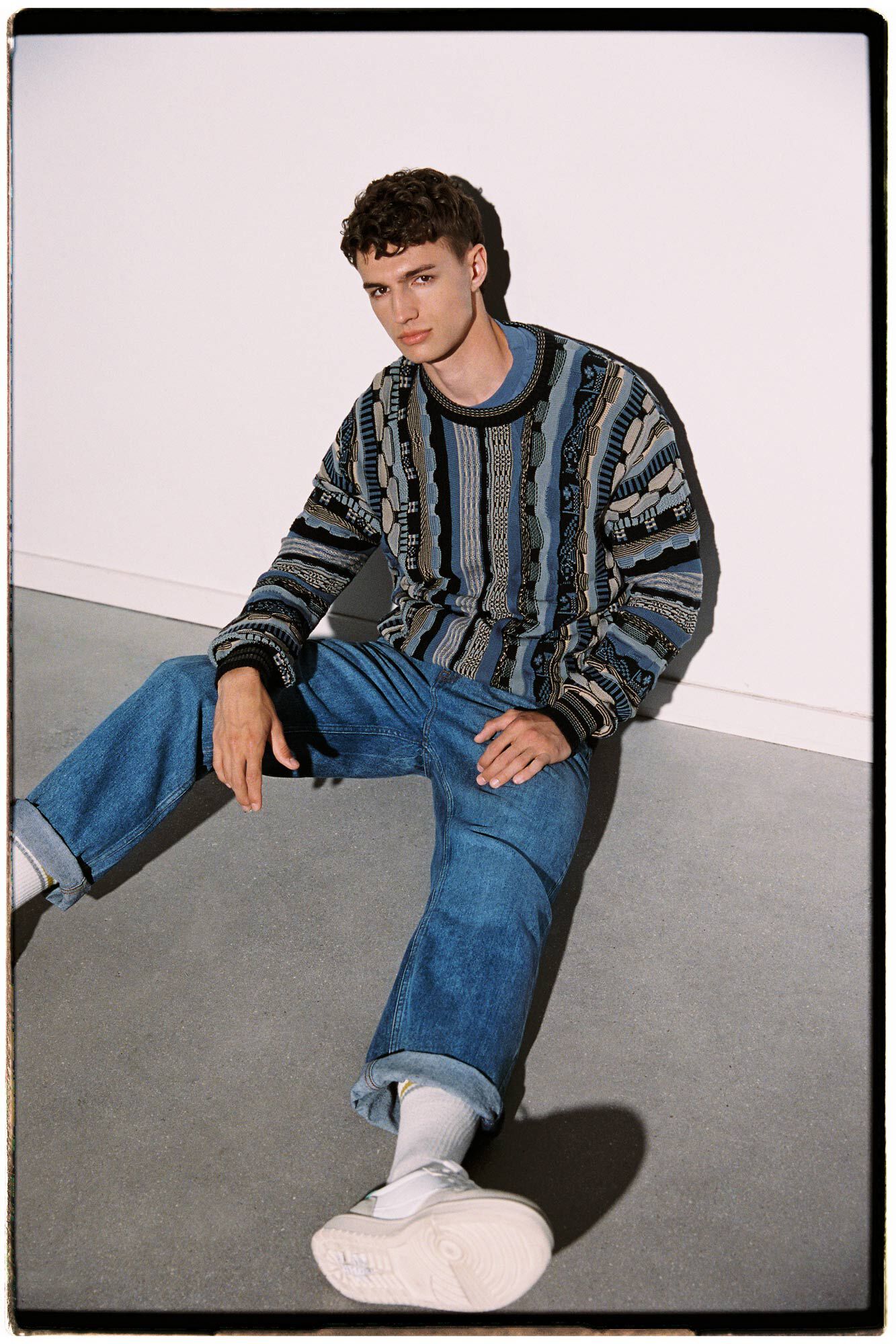 Calça jeans regular de lavagem média e estilo descontraído