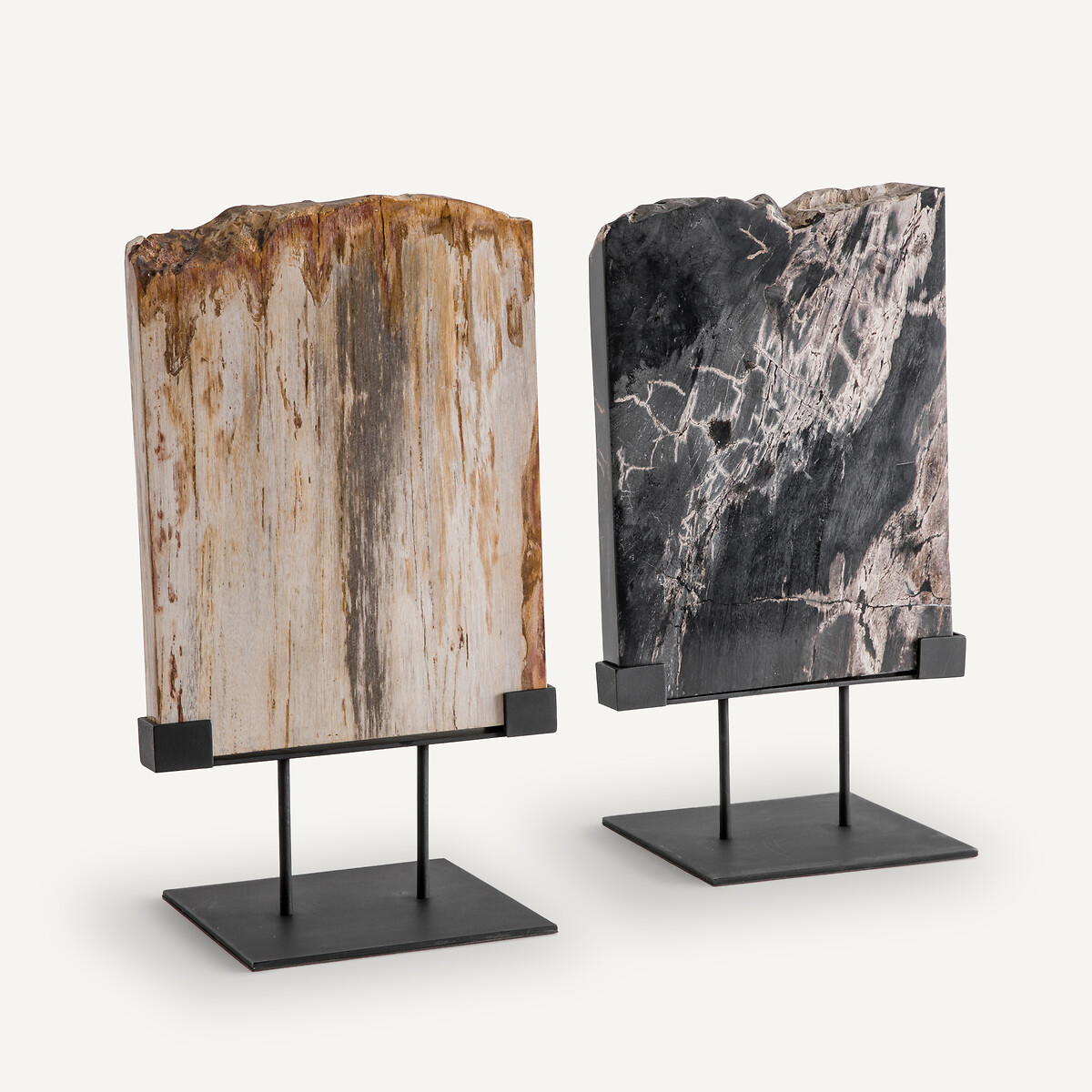 AM.PM<br>Decoração em madeira petrificada sobre um pedestal, Kayu
