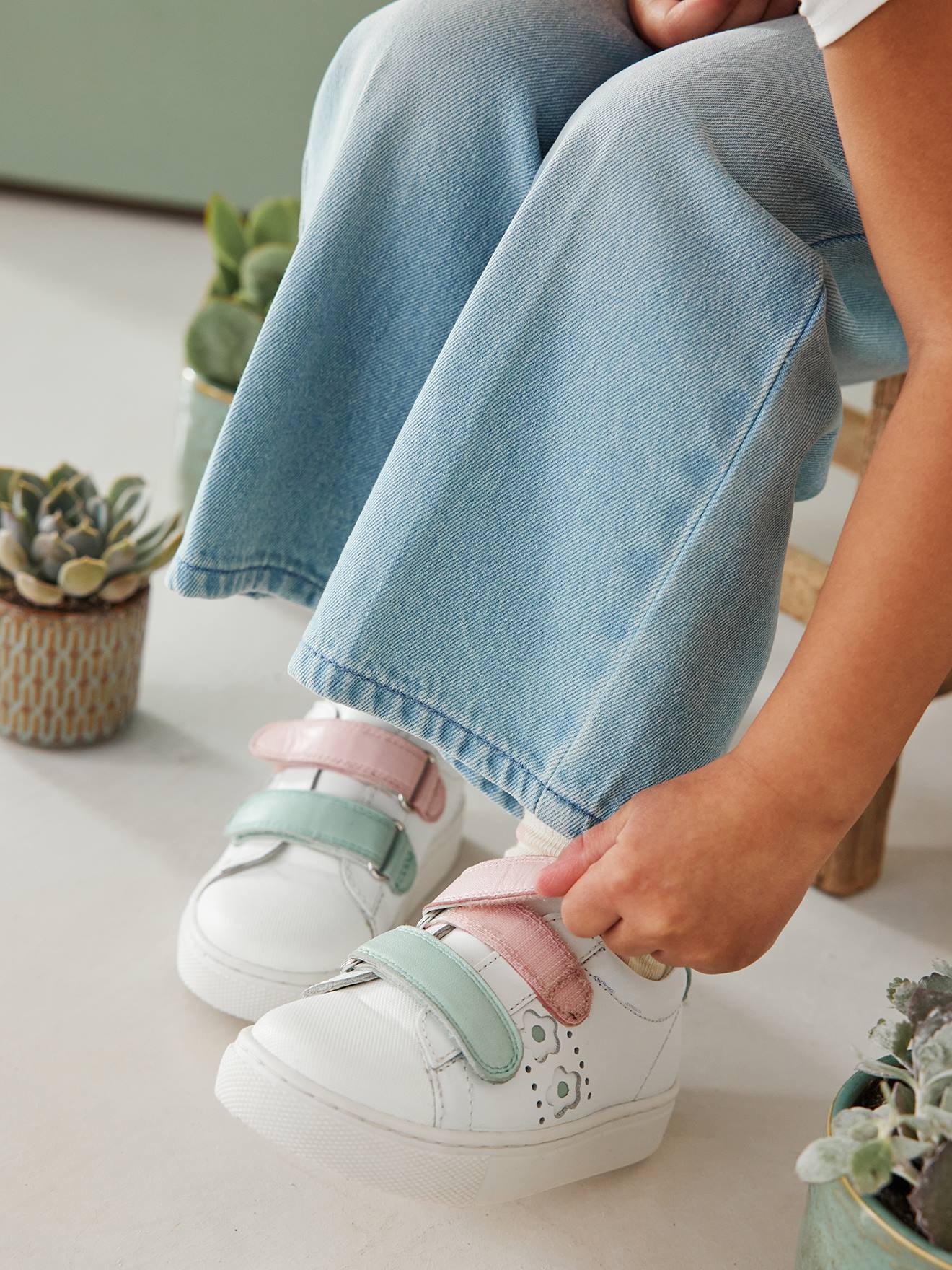 Tênis de couro branco com fecho de velcro para meninas