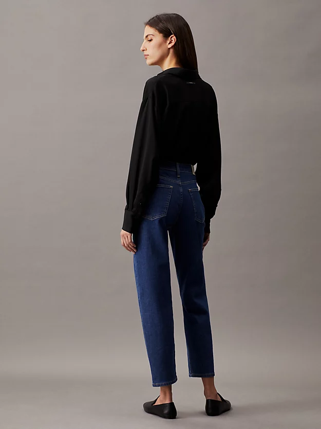 Calça jeans de cintura alta e corte afunilado