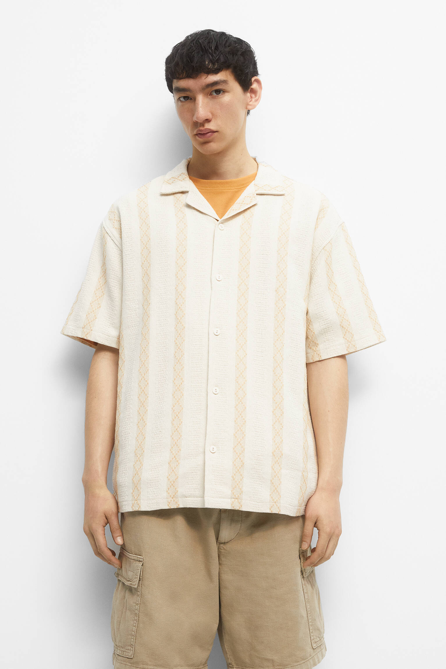 CAMISA DE PRIMAVERA COM DETALHES EM BROCHURA - TAN