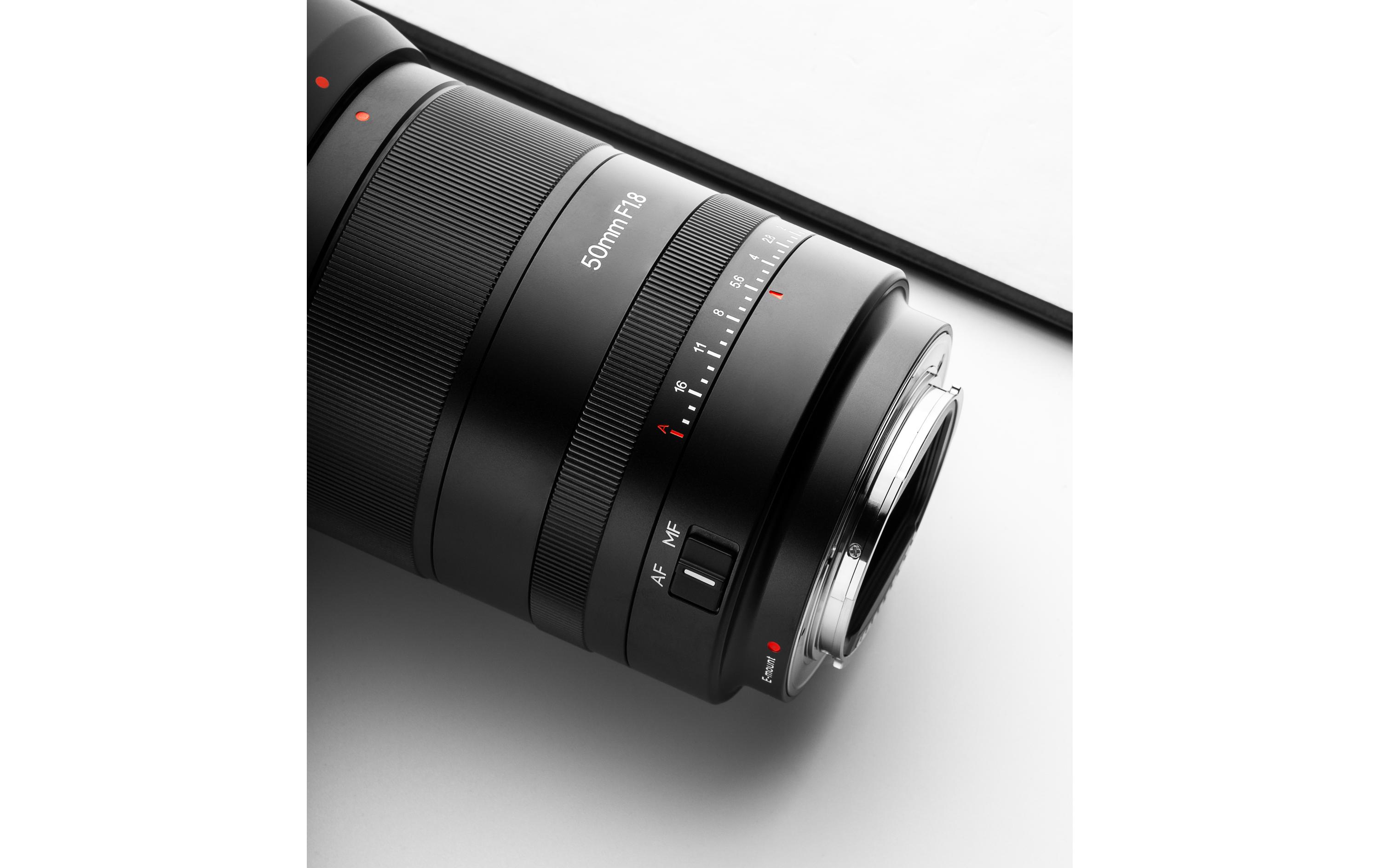 Festbrennweite 50 mm F/1.8 AF – Sony E-Mount<br>Speziell für Sony E-Mount-Vollformatkameras entwickeltes AF-Objektiv