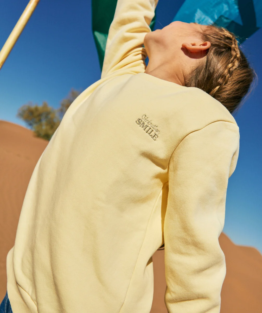 SWEAT GARÇON EN FIBRES RECYCLÉES JAUNE ET MESSAGE BRODÉ