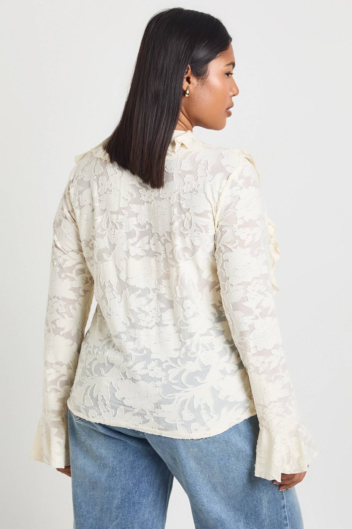 boohoo Blouse Grande Taille Dévorée À Double Volant Et Liens Devant