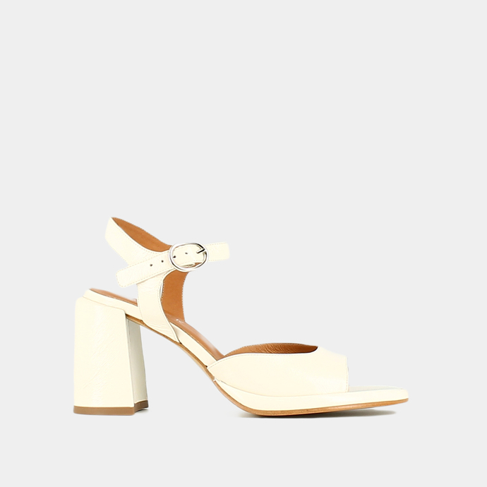Sandales à talons hauts et bouts ouverts  en cuir brillant écru
