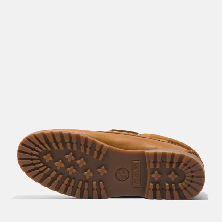 Sapato náutico masculino de três ilhós costurado à mão na cor amarela.