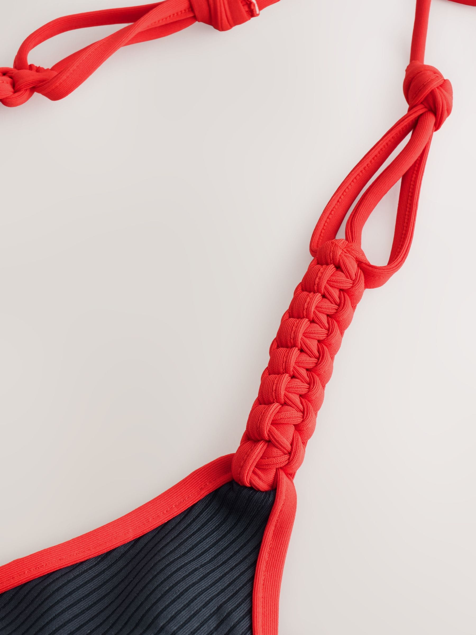Marineblauw geribbeld/rood - Buikcorrigerend, diepuitgesneden badpak met gevlochten halterbandjes
