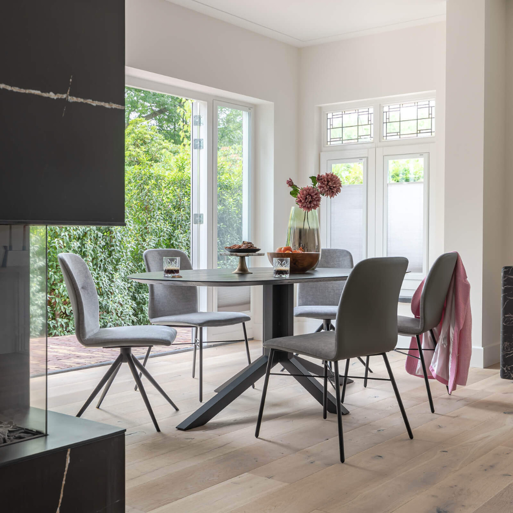 They & Me eettafel Starry Night – organisch 240 x 120 x 75 | Eiken Geborsteld Black Lak | Rechte Rand | Onderstel RAL9010 zuiverwit