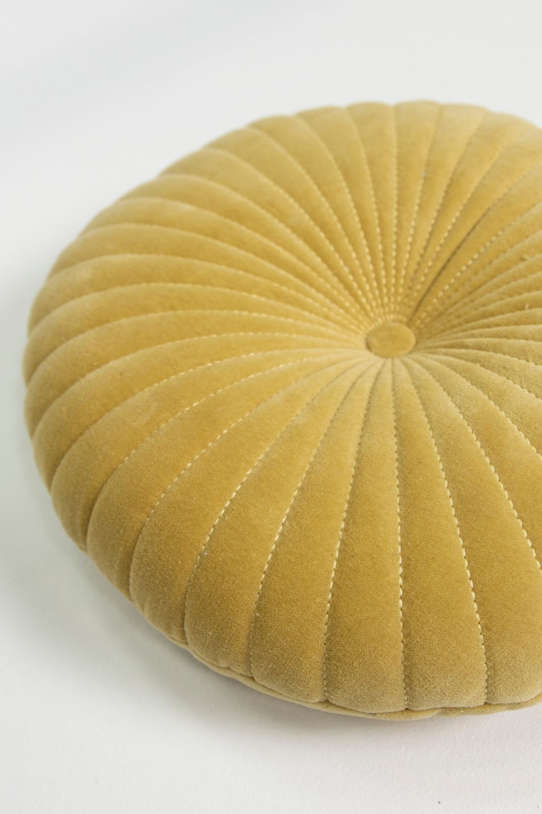 Rond velvet sierkussen mosterdgeel
