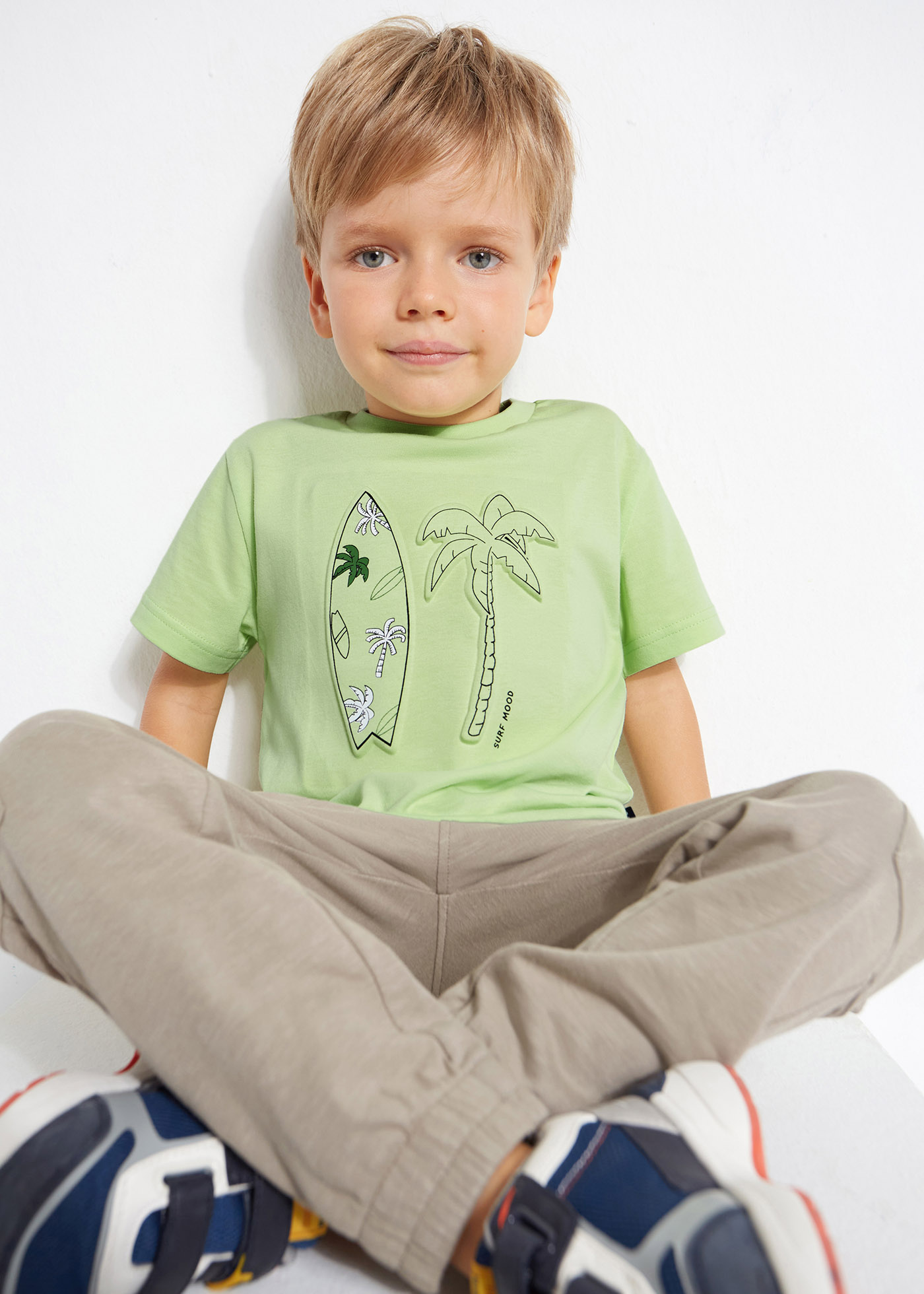 Camiseta infantil masculina em algodão sustentável com estampa.