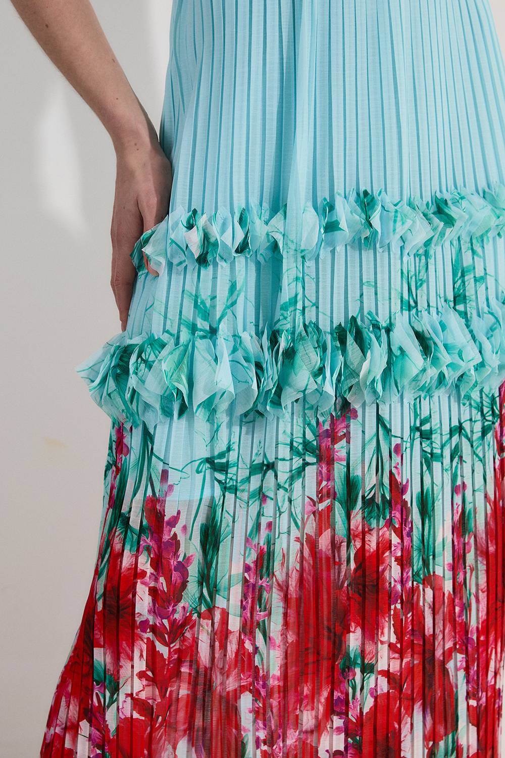 KarenMillen Robe midi tissée à détails floraux plissés et bretelles