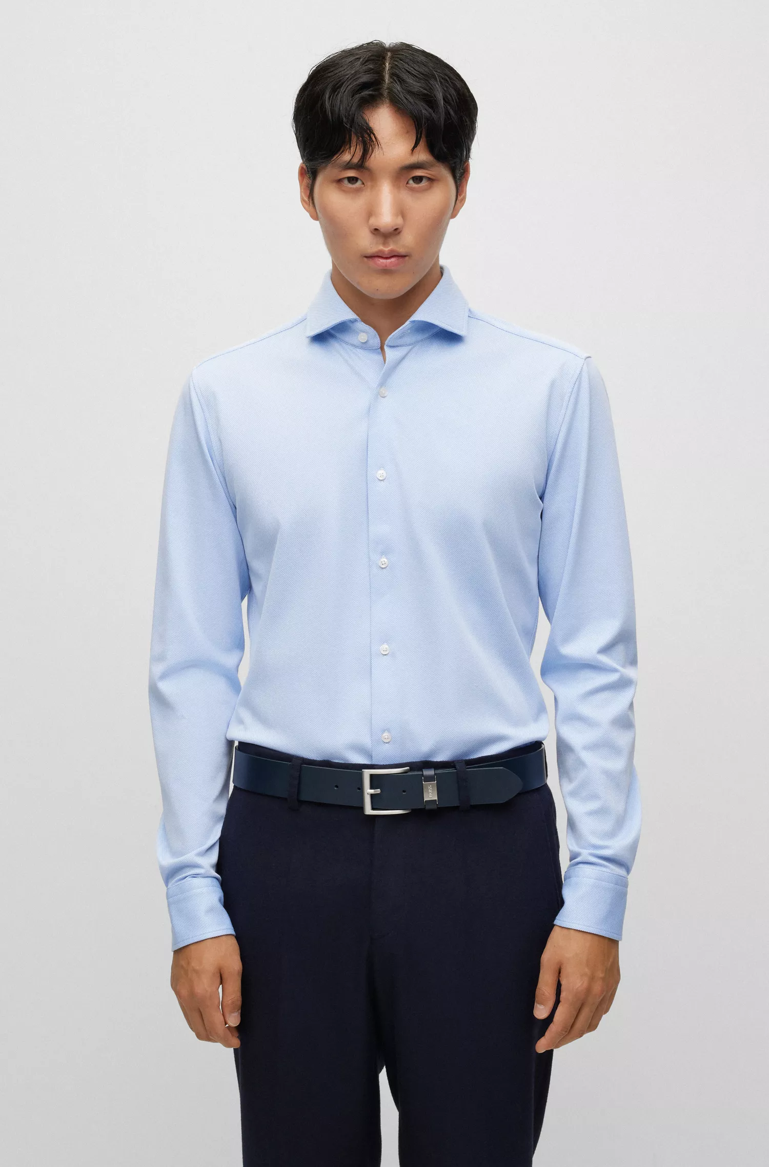 Camisa BOSS preta de corte slim em jérsei estruturado de alta performance com elasticidade.
